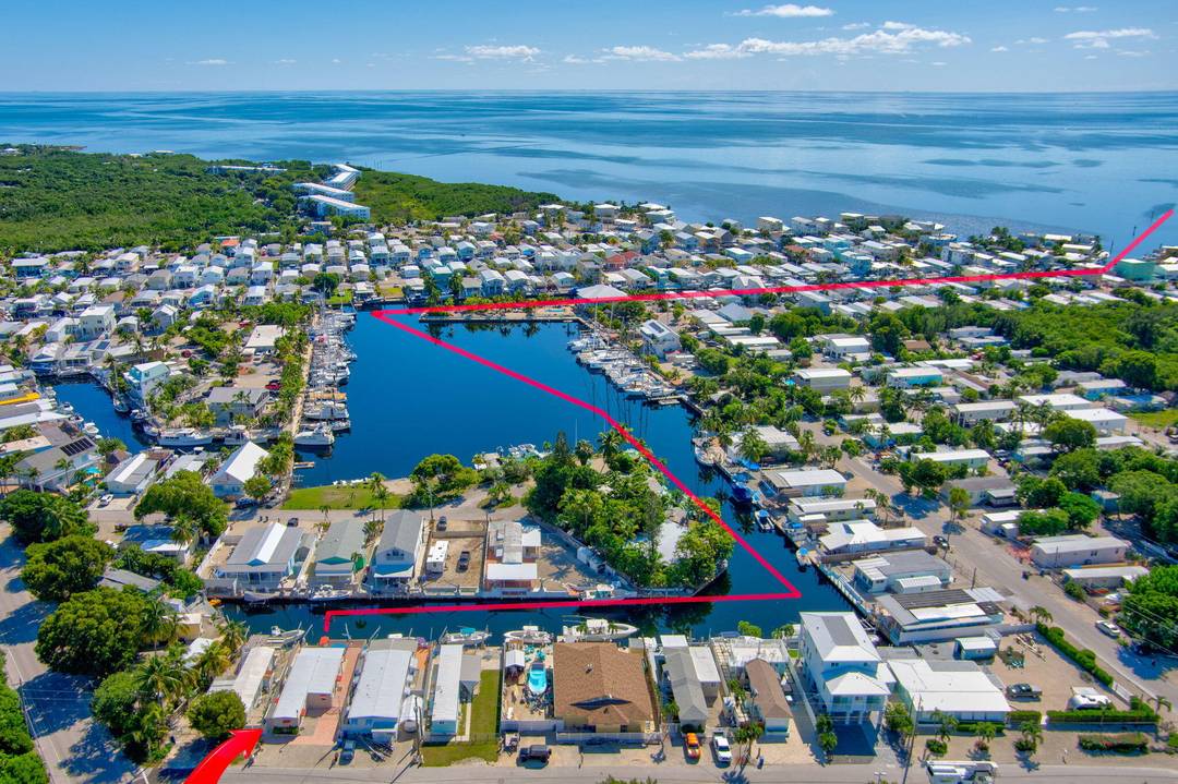 AVAILABLE NOVEMBER APRIL Welcome to 136 Sable Palm in Tavernier a cozy waterfront retreat offering the ultimate Florida Keys lifestyle !