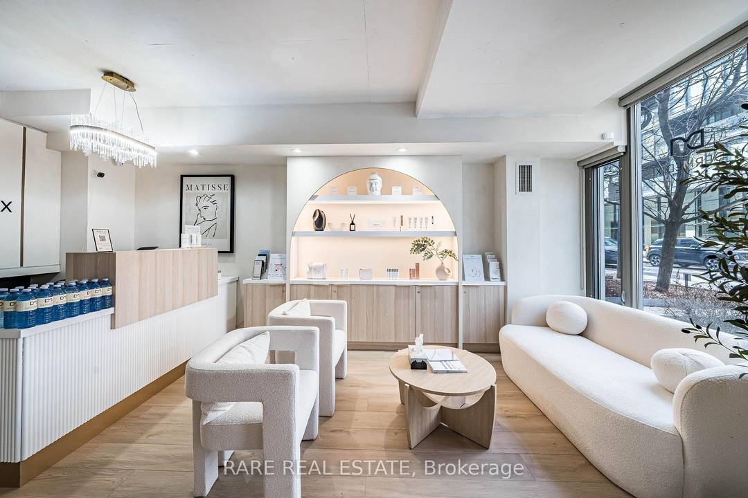 Rare Offering In The Heart Of King West.