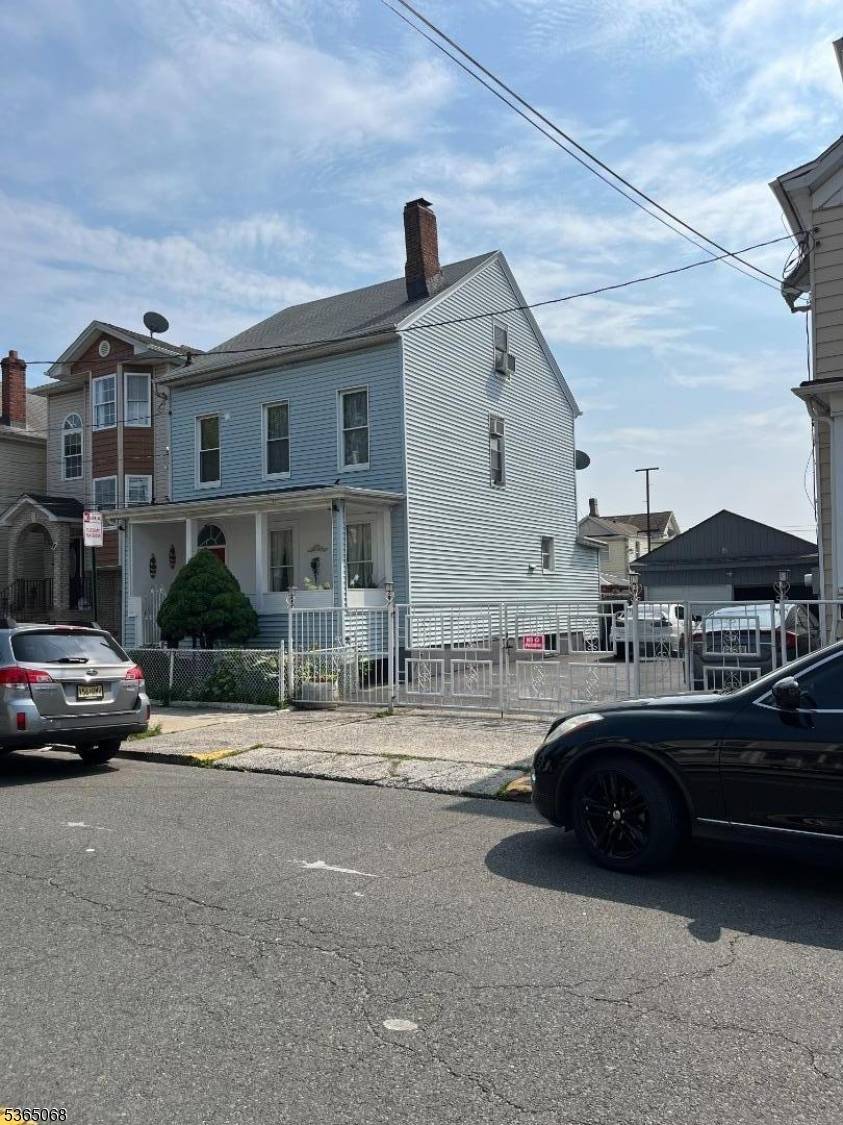 Well maintained, spacious beautiful Colonial home, has living room.