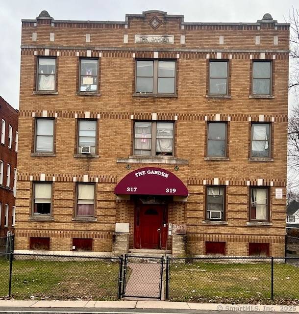 Investment opportunity ! This multi family property features six residential units.