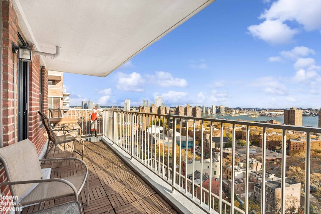 Spacious 19th floor one bedroom with incredible southeast facing views to the East River, Williamsburg and Manhattan Bridges, Downtown Brooklyn skyline and beyond !