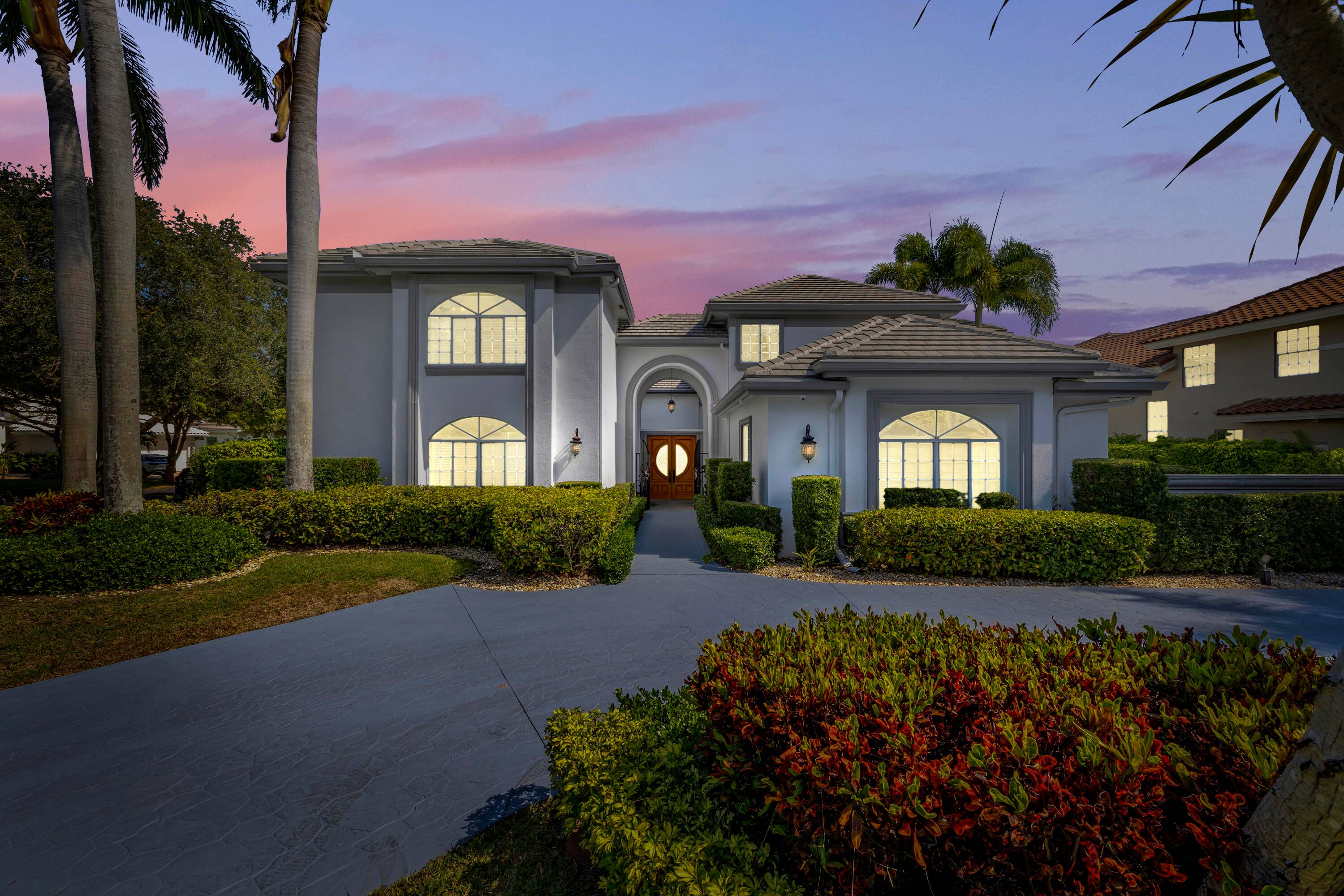 Luxurious Courtyard Estate in Seasons, Boca RatonWelcome to this beautifully updated 5 bedroom courtyard estate in the prestigious gated community of Seasons.