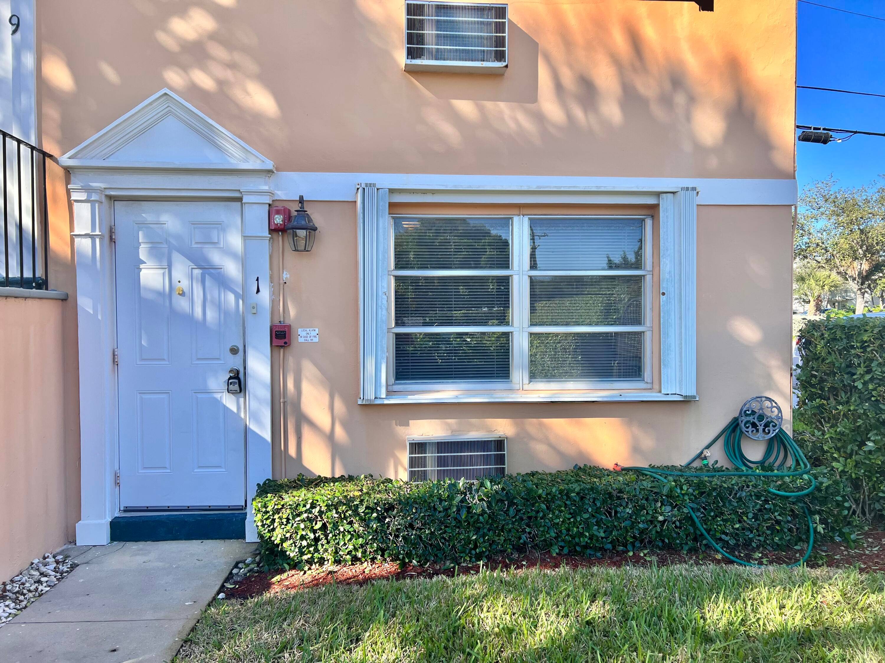 FOR SALE STUDIO One of the best location in lake Worth Beach GROUND FLOOR CORNER UNIT.
