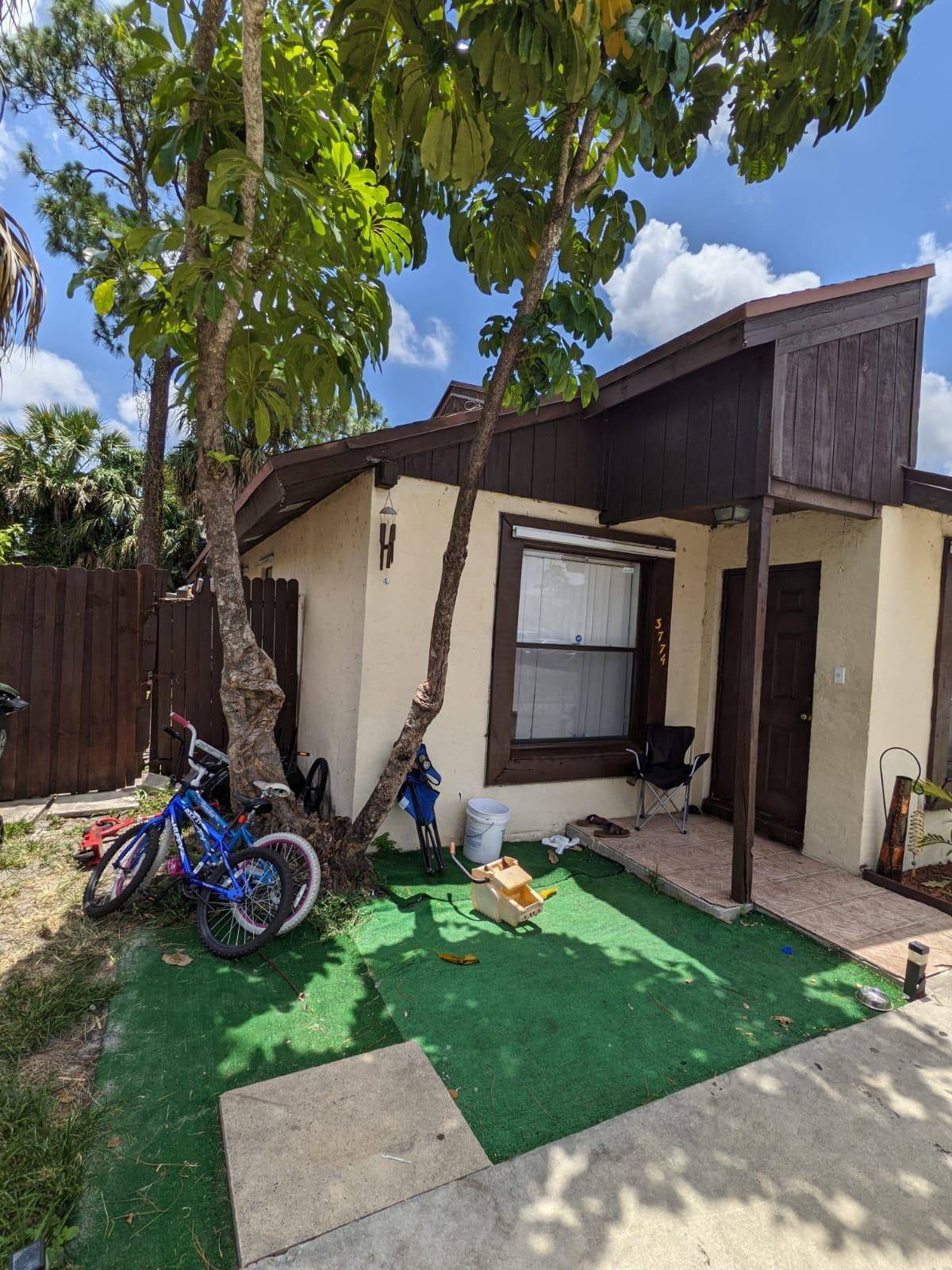Great opportunity to own a villa in Greenacres !
