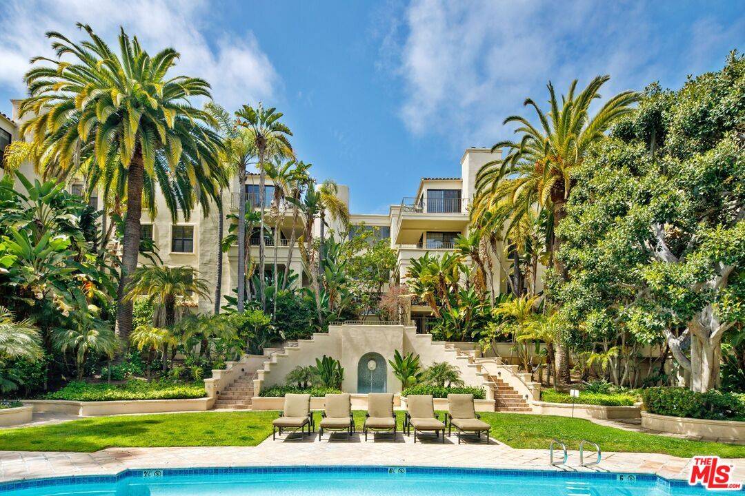 555 S Barrington Ave 2BR Brentwood La