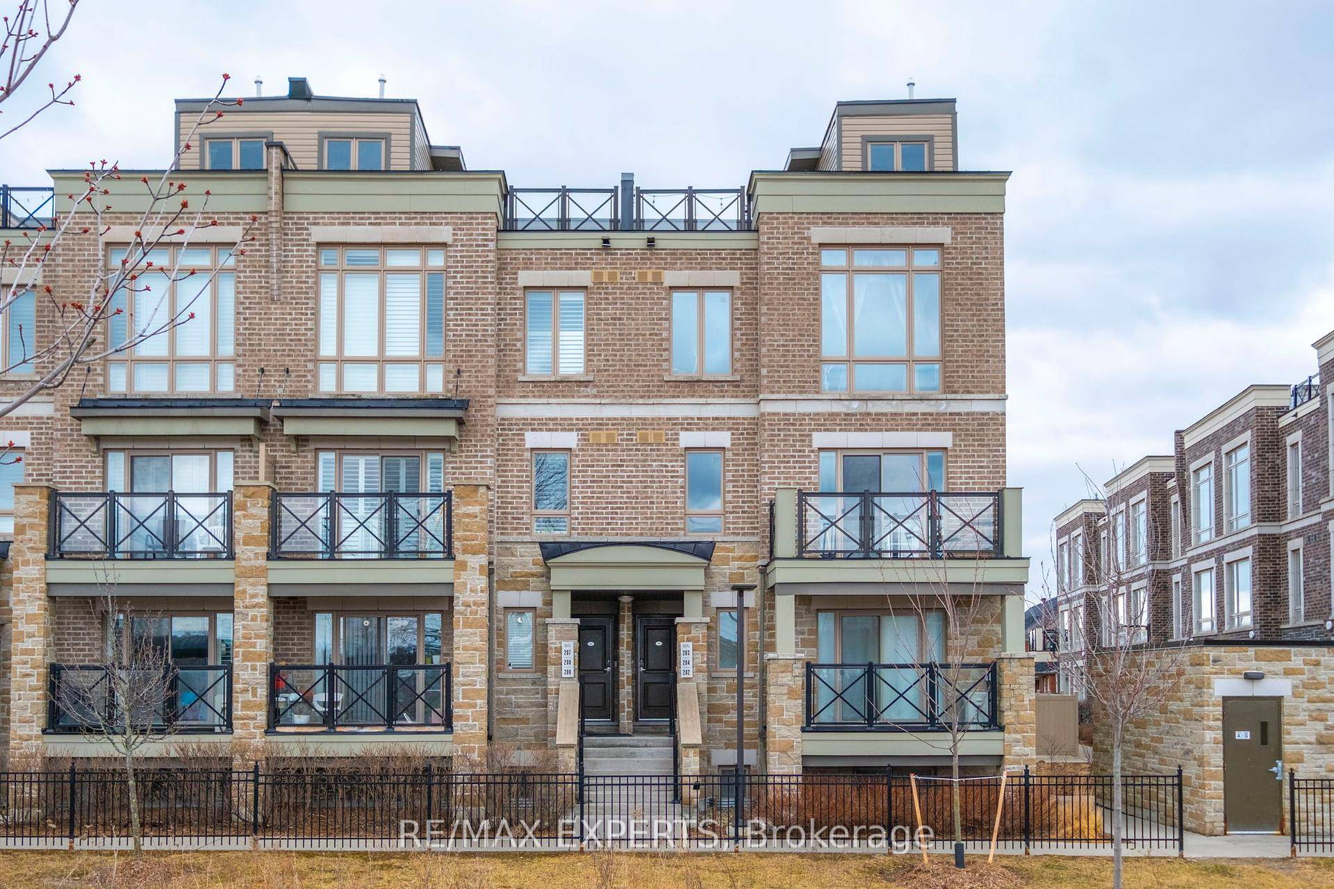 Welcome To Your New Home At 10 Dunsheath Way Unit 204 !