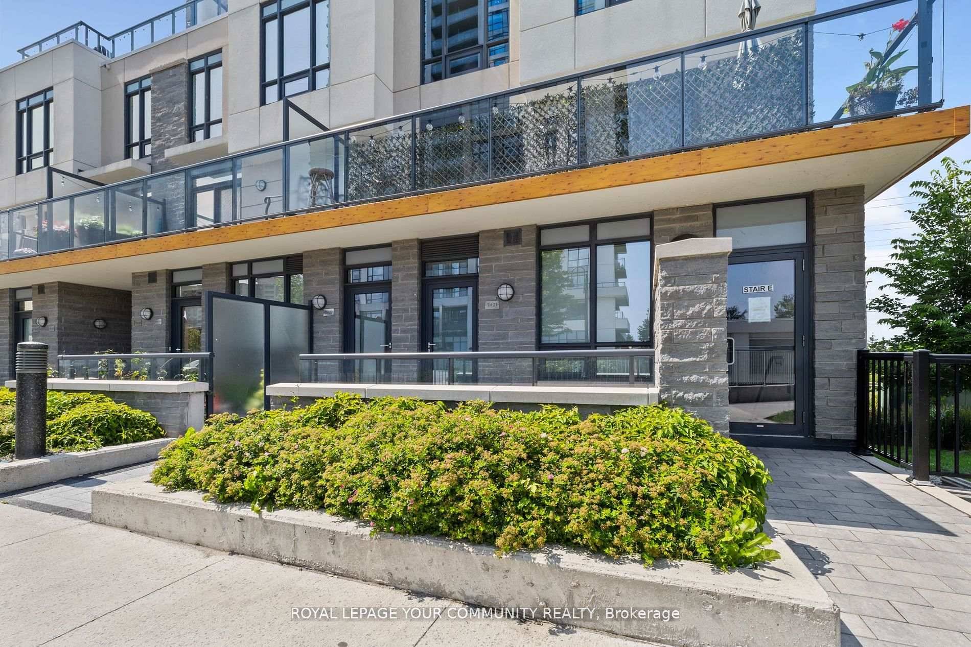 Perfect for first time buyers or savvy investors, this modern end unit townhome is located in one of Pickerings most sought after, amenity rich neighborhoods.