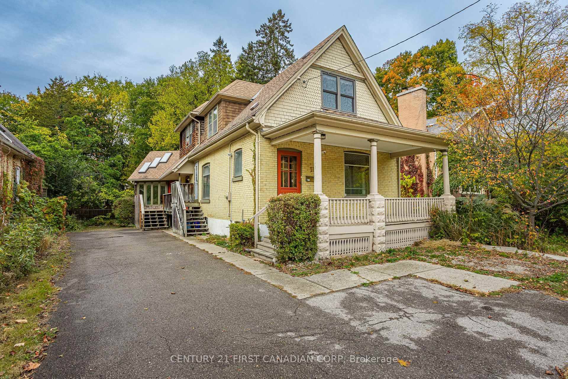 Welcome to 16 Woodward Avenue, located in the highly sought after Oxford Park neighbourhood of London, Ontario.