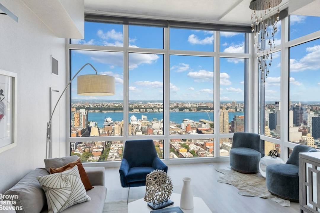 Superlative views from a west facing 2 bed 2.