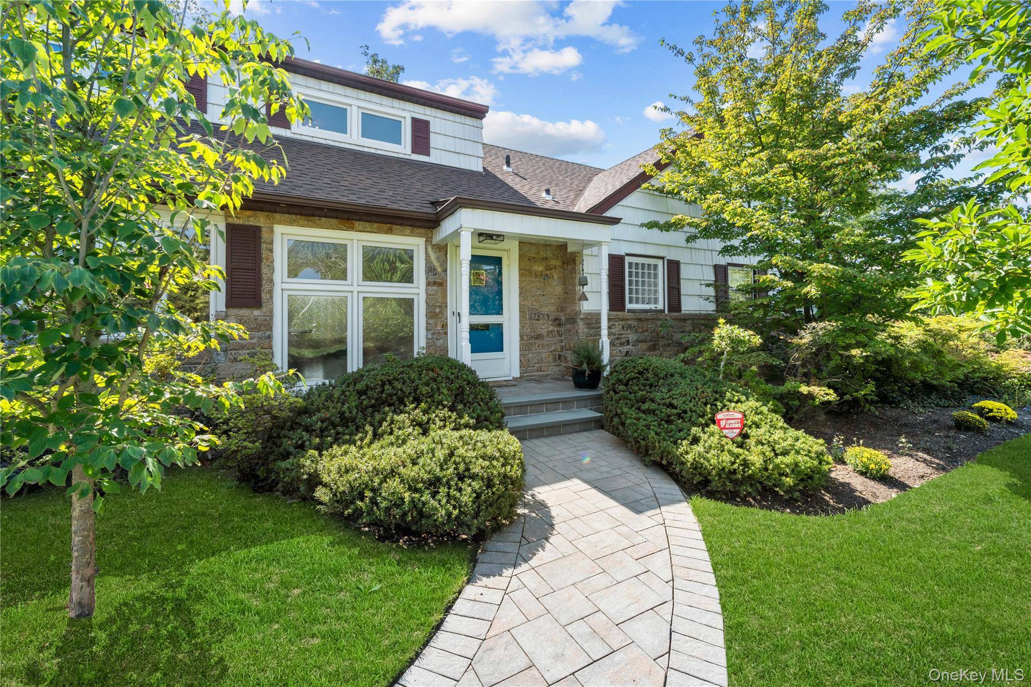 1 Willow Lane, Hewlett Harbor Sprawling Expanded Ranch 5 Bedrooms 4.