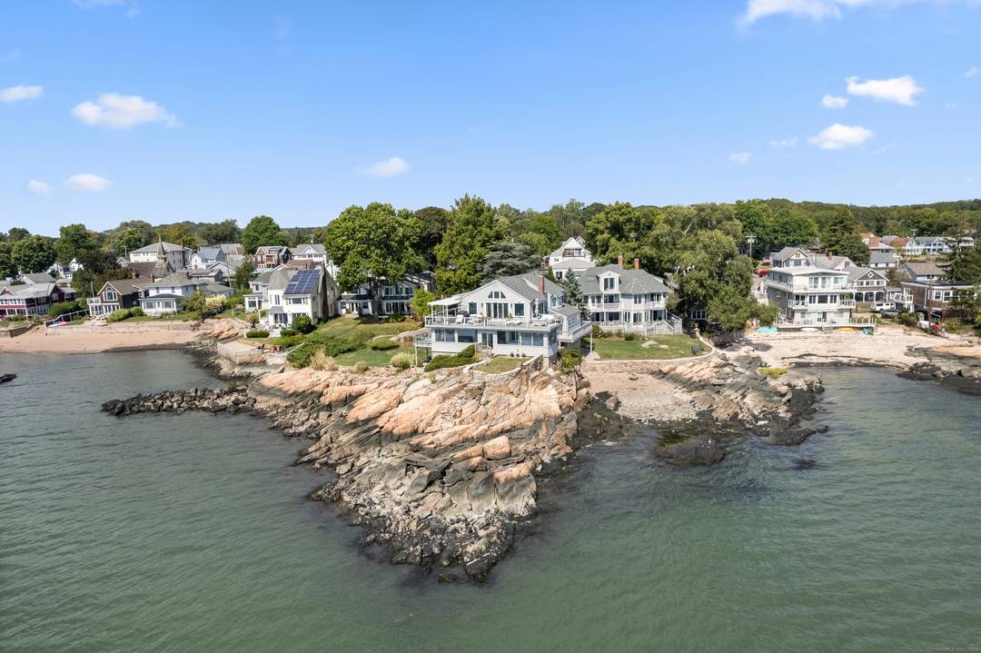 Wake up to sweeping 270 degree panoramic views of Granite Bay and Long Island Sound, where sparkling waters, scenic islands, and inviting beach areas stretch out before you.