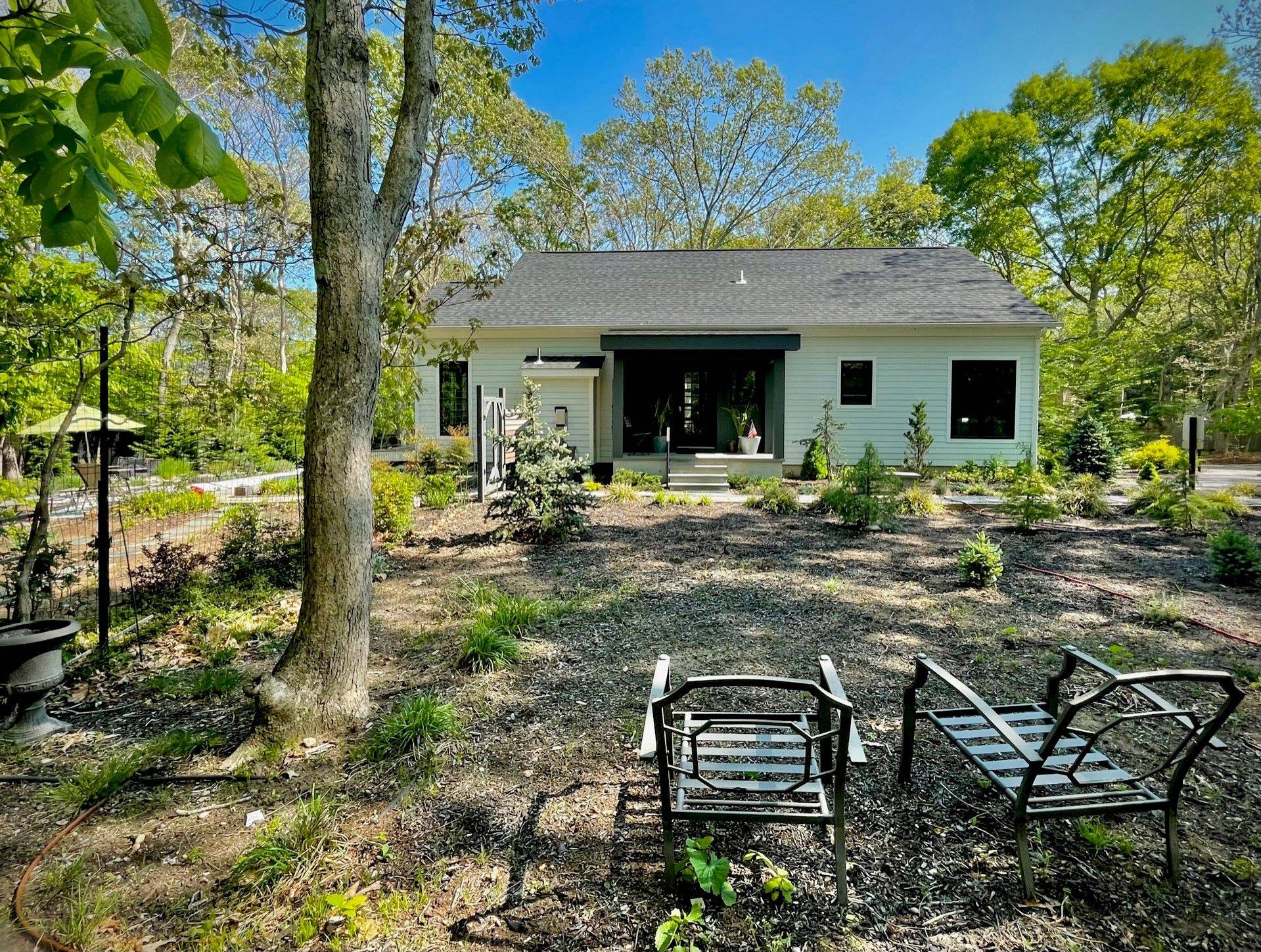 STYLISH EASTH HAMPTON  CONTEMMPORAY HOME - GREAT LOCATION