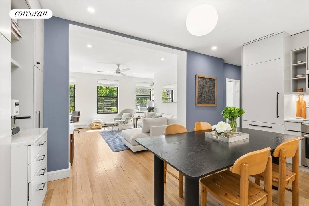 Residence 3H at 115 Eastern Parkway invites you to enjoy sweeping, verdant views of Eastern Parkway, along with the iconic Brooklyn Museum and Brooklyn Botanic Garden just beyond your windows ...