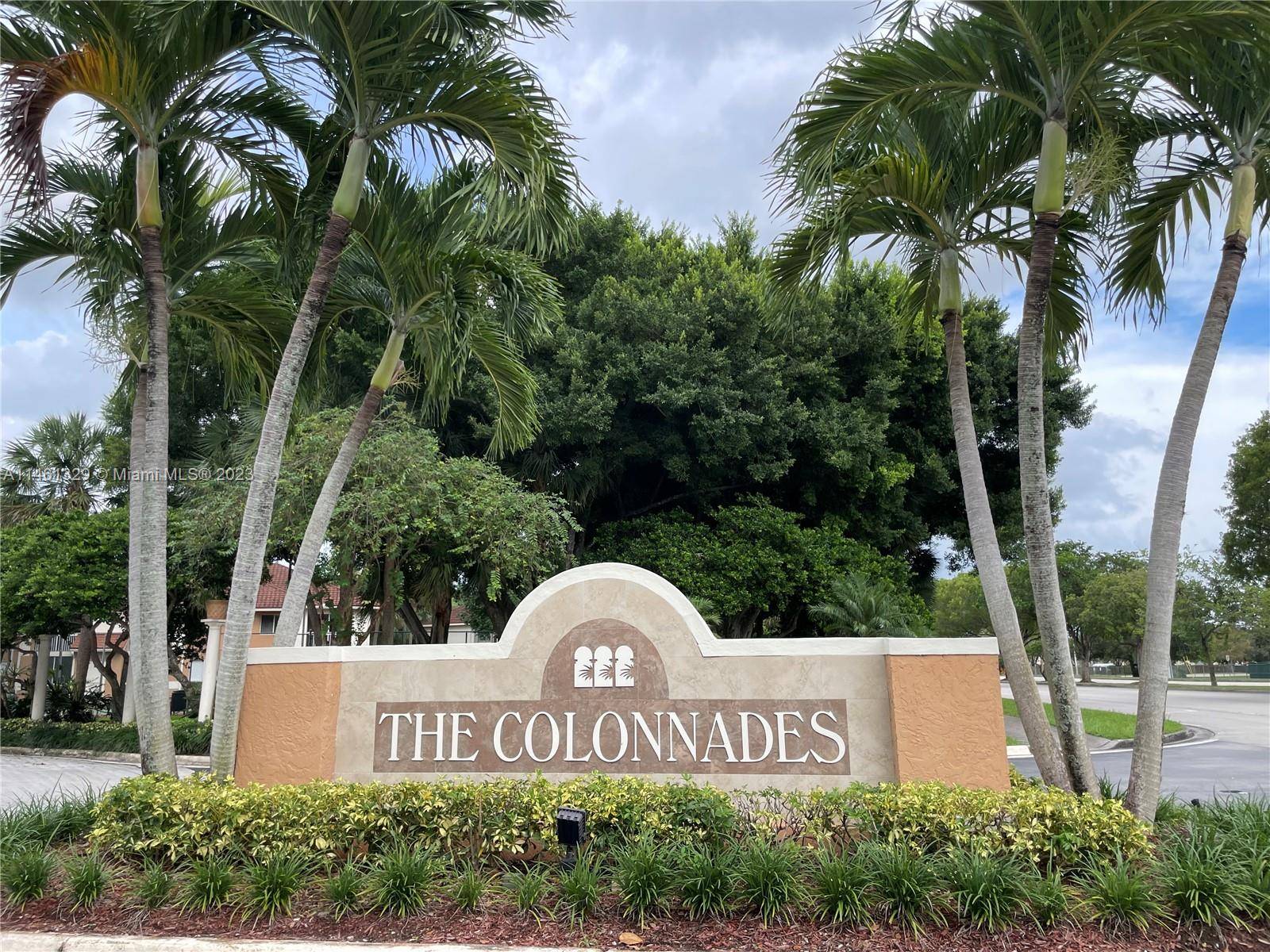 Beautiful 3 beds, 2. 5 baths townhouse at The Colonnades.