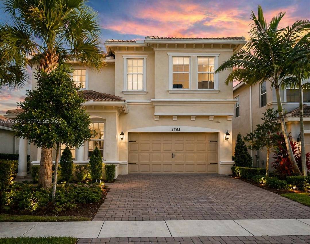 SELLER MOTIVATED ! Stunning and spacious single family home in the exclusive gated community of Parkview at Hillcrest.
