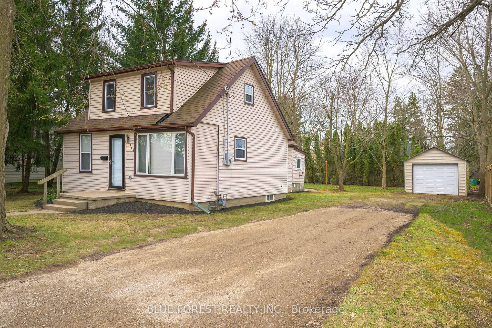 Welcome to 186 Victoria St in the quiet town of Glencoe !