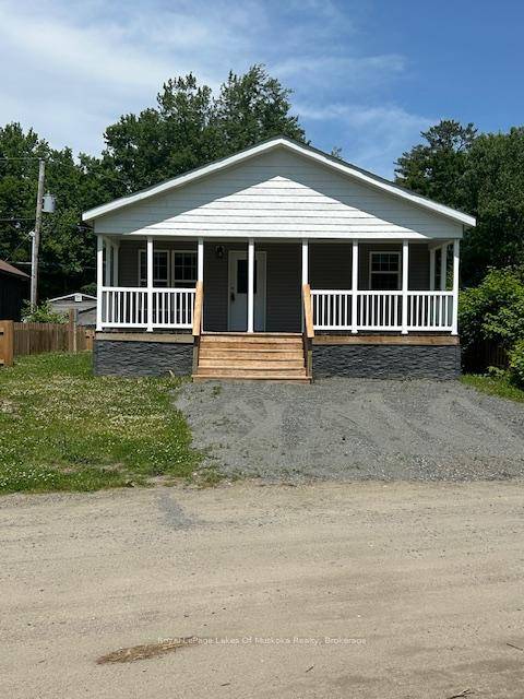 Beautiful modular home in the Muskoka Mobile Home Park.