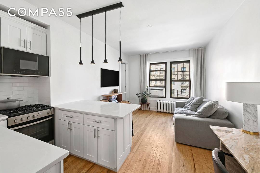 Refined West Village Living Residence 5G at 87 Barrow Street Ideally situated in a prime West Village location on a picturesque, tree lined block, Residence 5G is a sun drenched ...