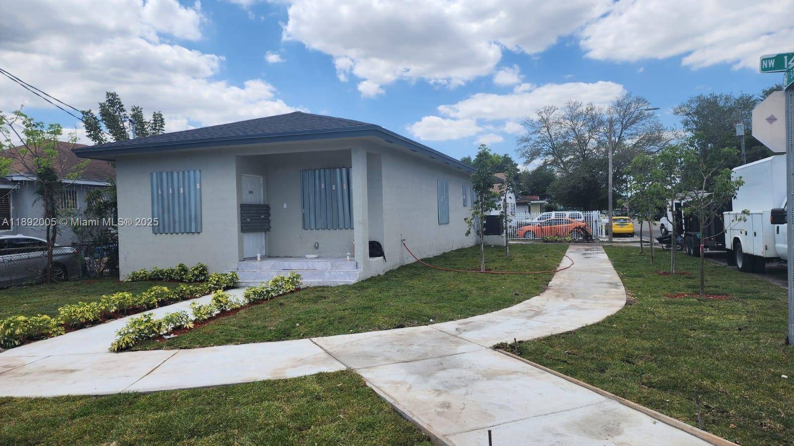 BUILDER'S SPECIAL ! BRAND NEW HOUSE.