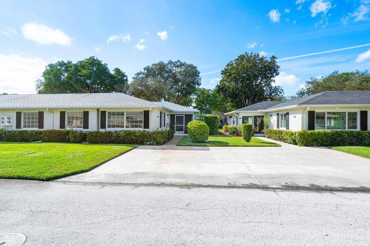 Welcome home ! This newly updated 2 bed 2 bath villa is in the heart of Boynton Beach.