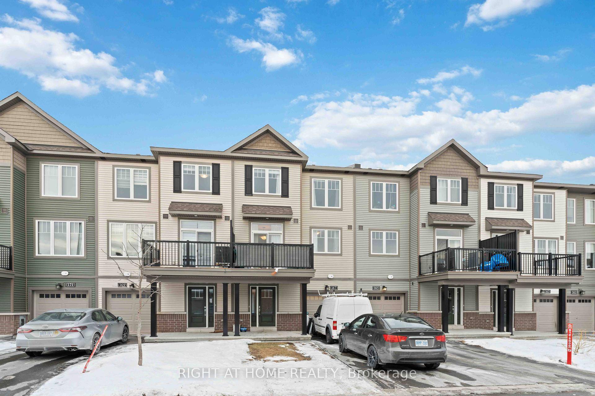 Stunning 2 bed, 1. 5 bath ideally located in the highly popular Morgan's Grant community in Kanata.