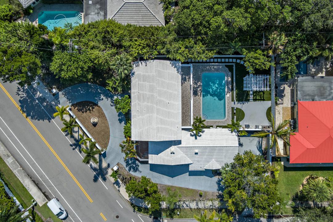 Spacious residence on the Northern corridor of Flagler Drive !