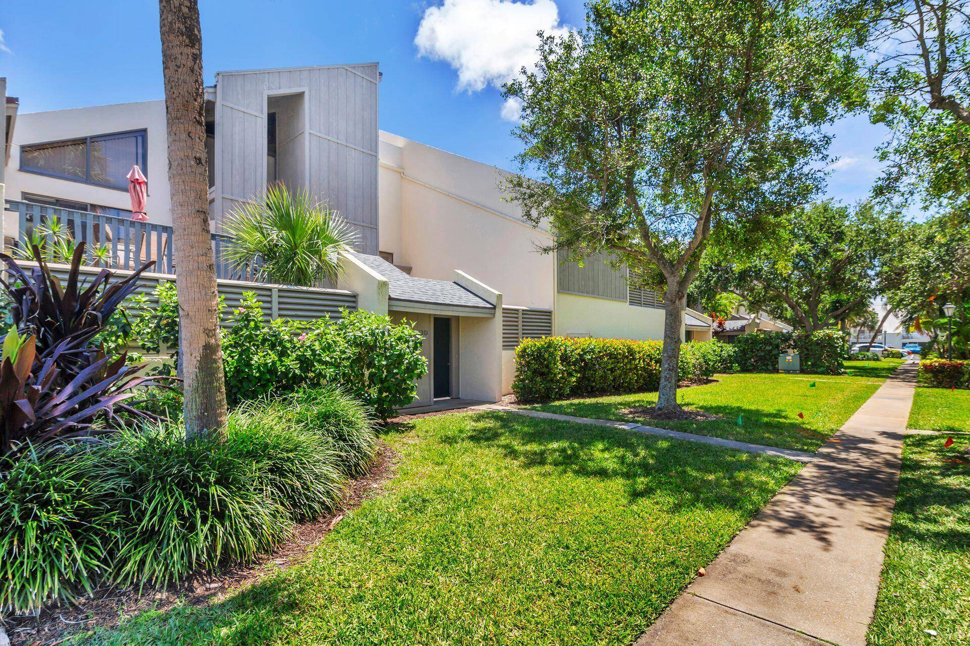 Charming 1 bedroom, 1 bath first floor condo with open courtyard.