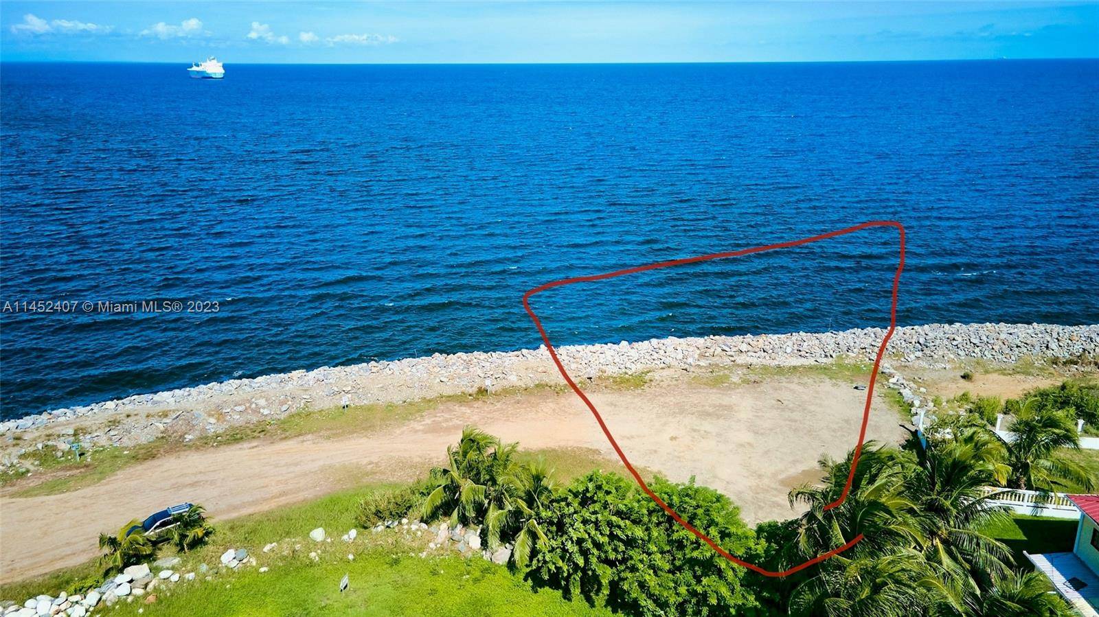 Vacant ocean front land in Omoa Honduras, touristic area, restaurants hotels fishing etc.