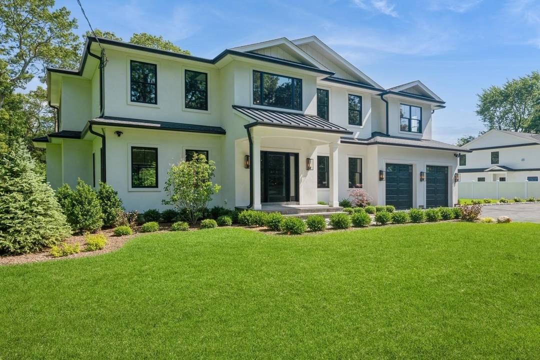Brand New Luxury Estate on 1 Acre Experience elevated living in this exquisite new construction, perfectly situated on a rare 1 acre lot in the heart of Syosset.