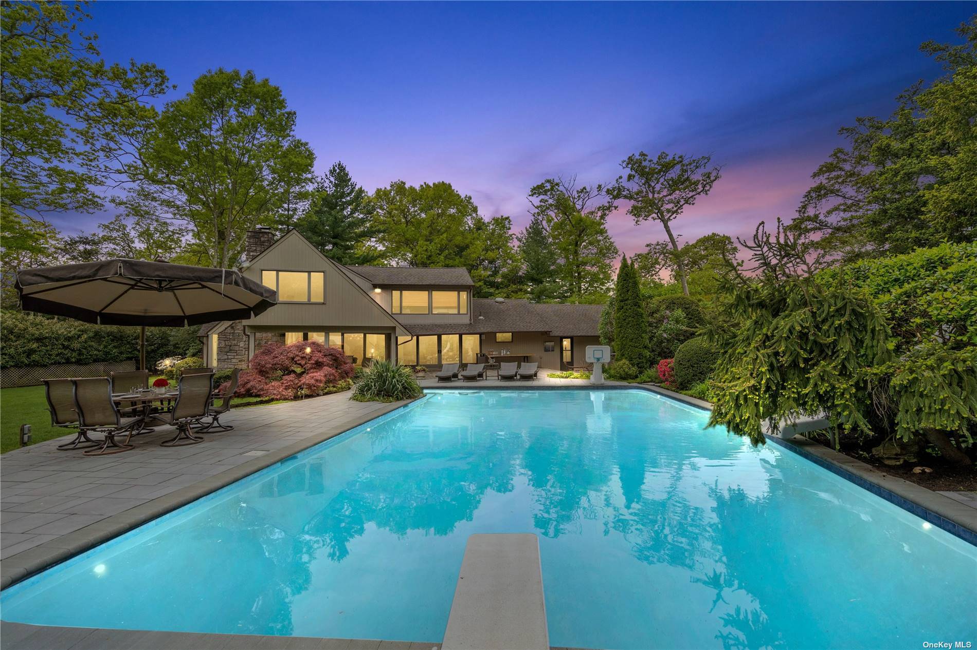 Sophisticated and Modern an Entertainer's Paradise !