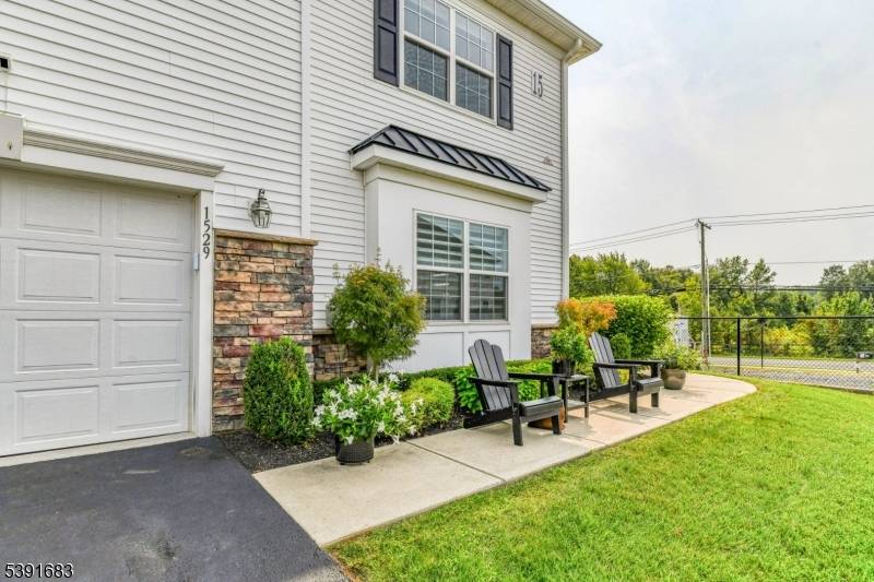 Premium and end unit townhome with fully finished basement Monroe Parke.