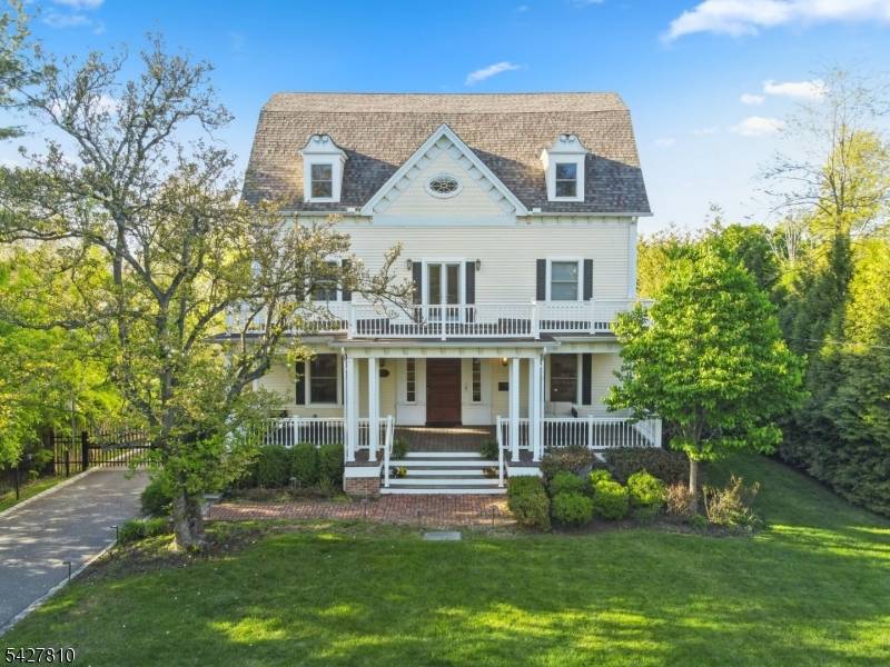 ENJOY THE EASE OF AN IN TOWN LIFESTYLE, STEPS FROM DOWNTOWN SHOPPING, DINING, AND THE SUMMIT TRAIN STATION.