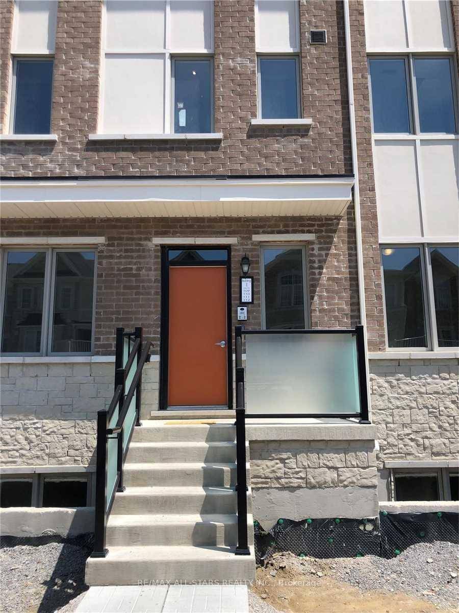 Spacious Corner Unit Urban Townhome in Prime Pickering Location !