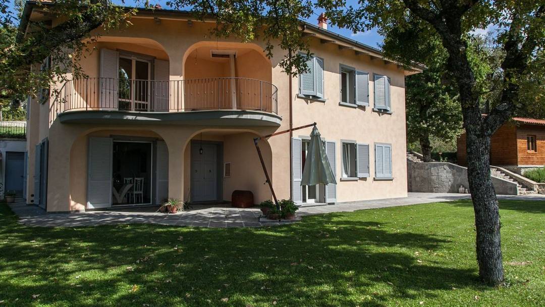Luxury villa in a panoramic position with 4 bedrooms, swimming pool, garden, guesthouse in eco-sustainable wood, annex, garages, photovoltaic panels.