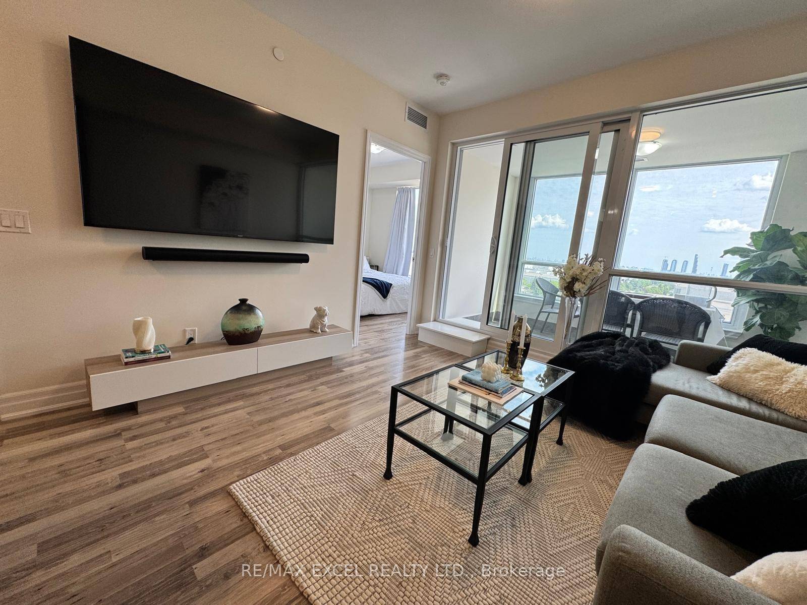 Stunning Oversized and Spacious 829 Sq.