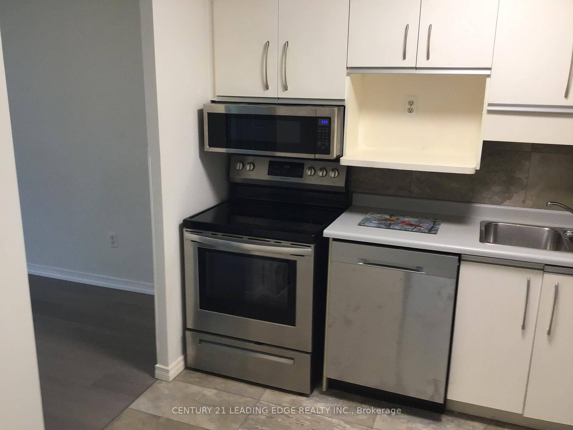 Beautiful 1 bedroom unit in move in condition.