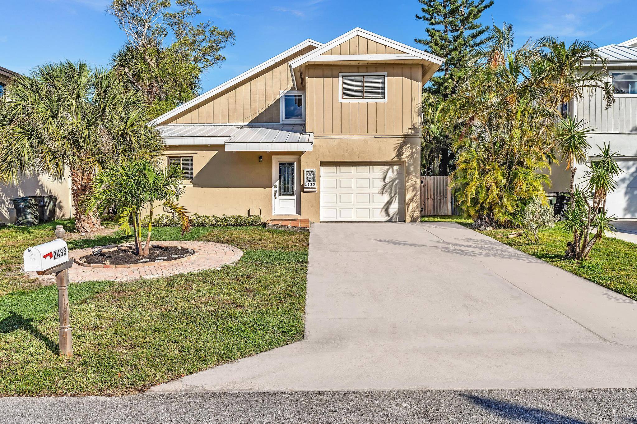 A two story 3 2 with garage and pool in a true cul de sac, in a great quiet location.