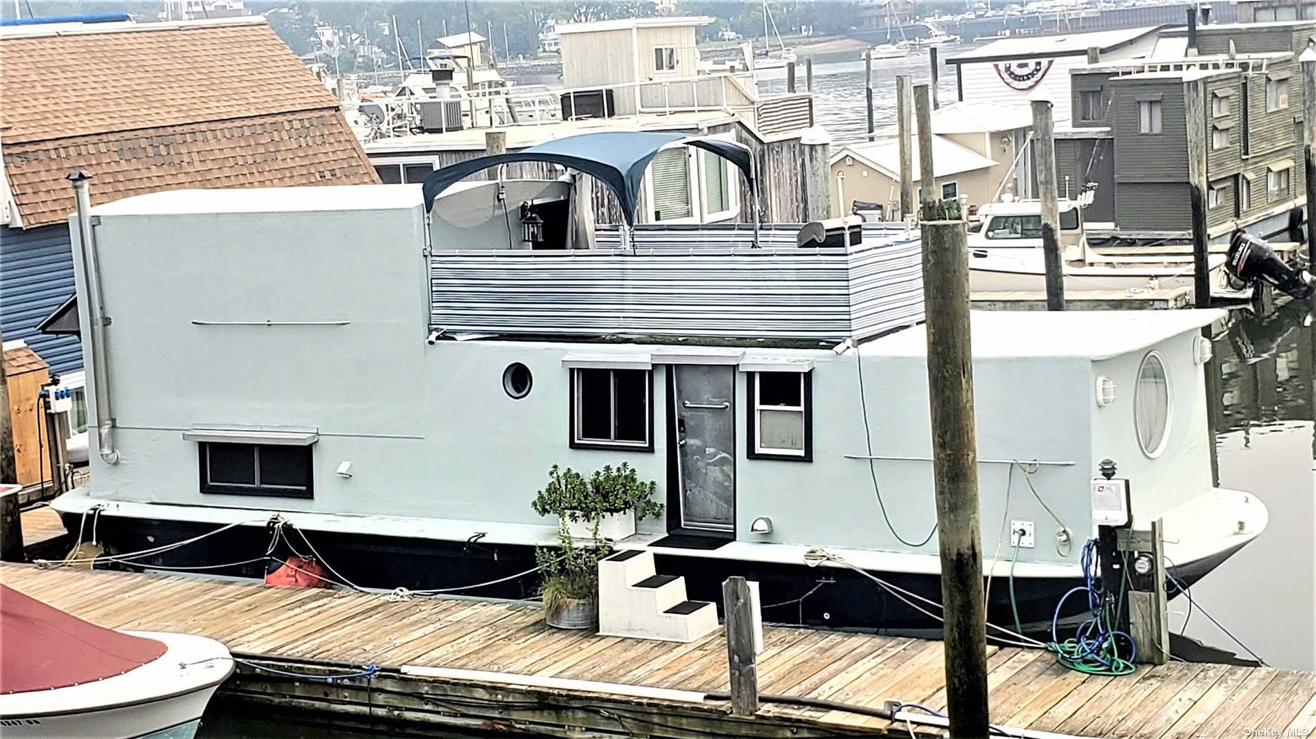 Houseboat 48' X 14' Chris Craft hull built on sturdy V Hull built with traditional framing, insulation, sheeting and wrapped in fiberglass.