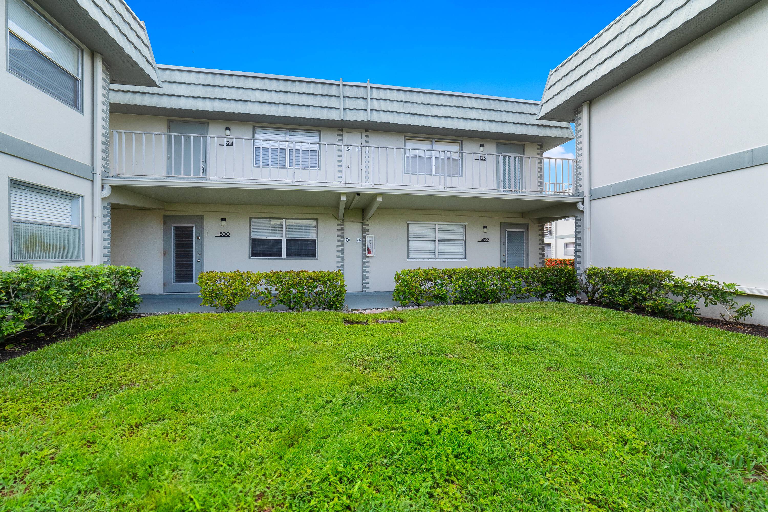 Welcome to your new home in the highly sought after 55 resort style community of Kings Point.