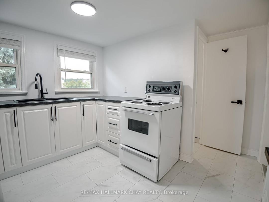 Welcome to this bright and spacious 1 bedroom apartment in a registered duplex !