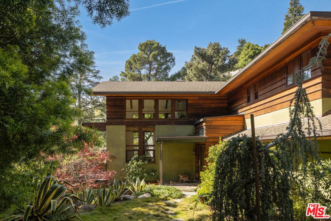 2669   Harlesden Ct 4BR Hollywood Hills East La