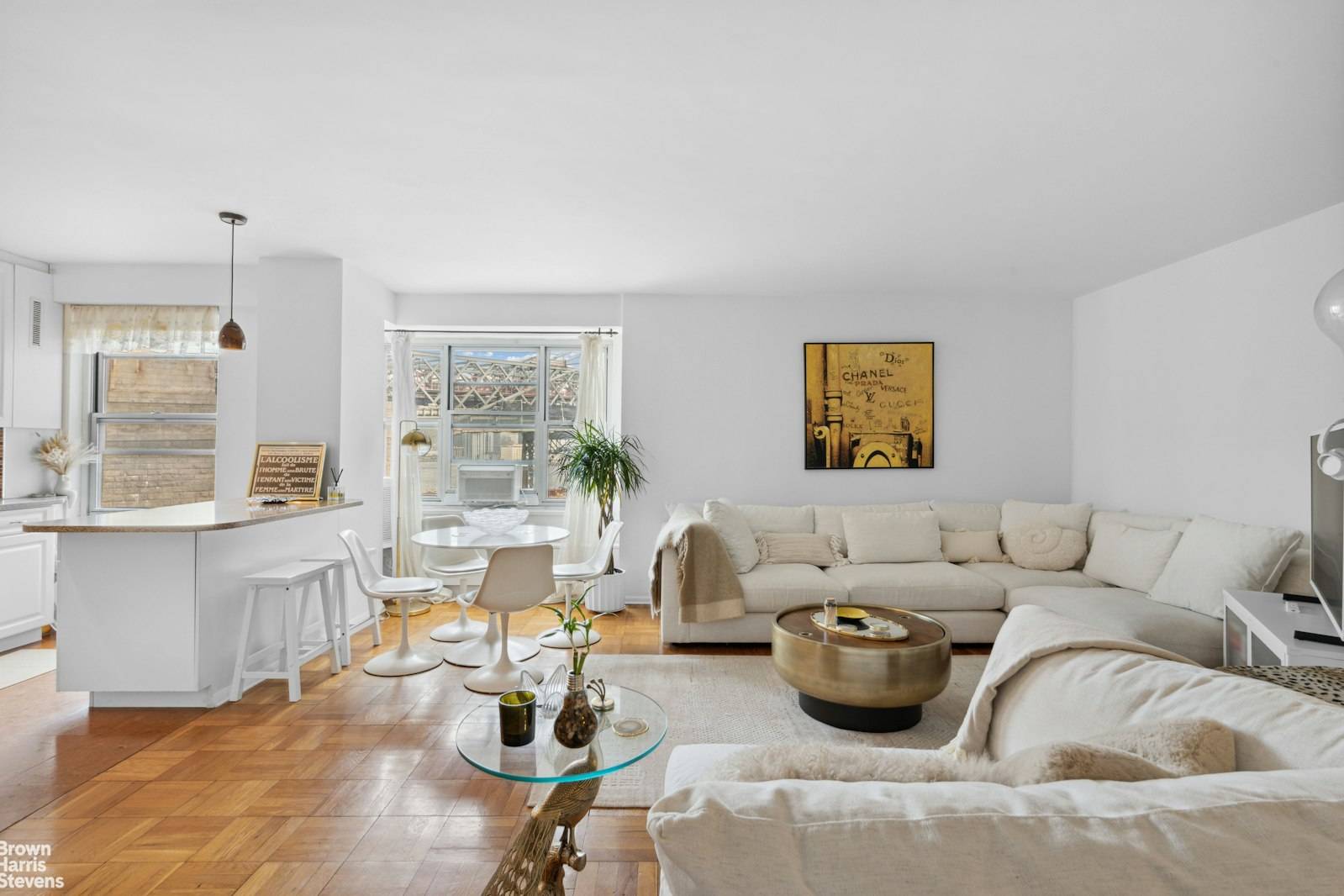 This 800 sf 1BR is fully renovated and ready to move in.