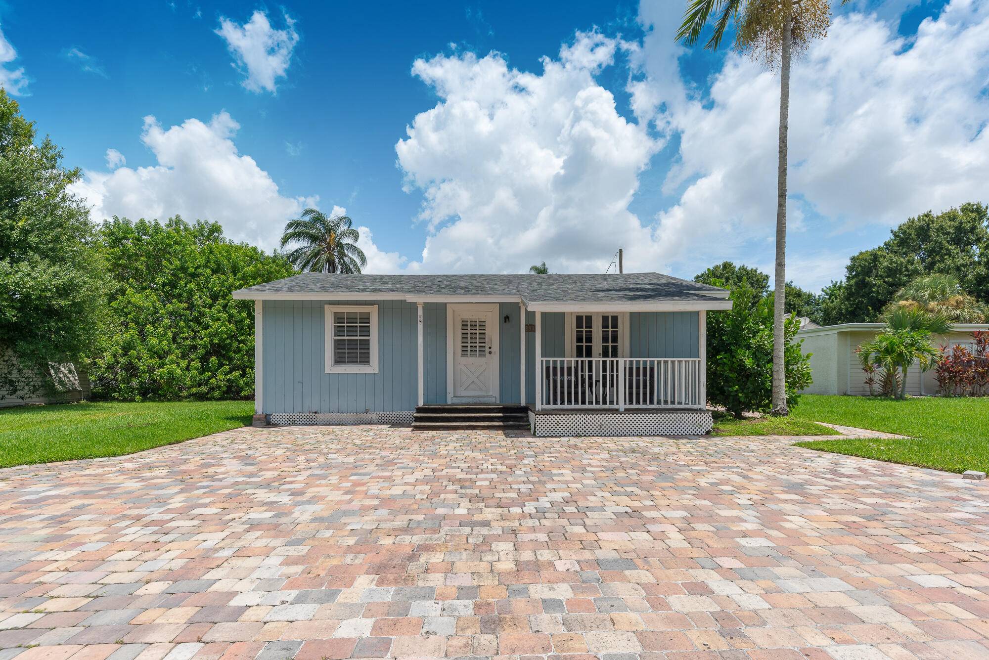 Charming 3 bedroom 1 bathroom home located in Palm City.