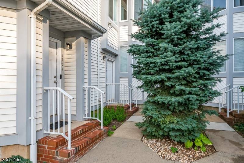 First Floor Condo in Piscataway The Commons Community This bright and Spacious 2 BR 2 Bath home offers peace privacy.