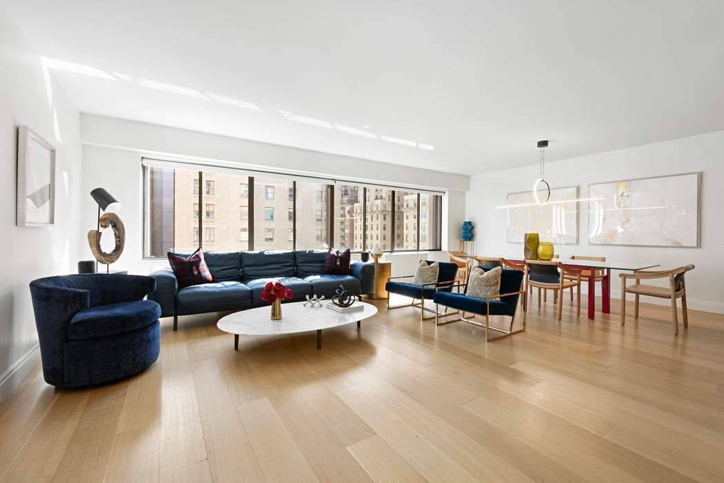 This sun drenched, meticulously renovated high floor condominium on Park Avenue presents a perfect combination of luxury and convenience.