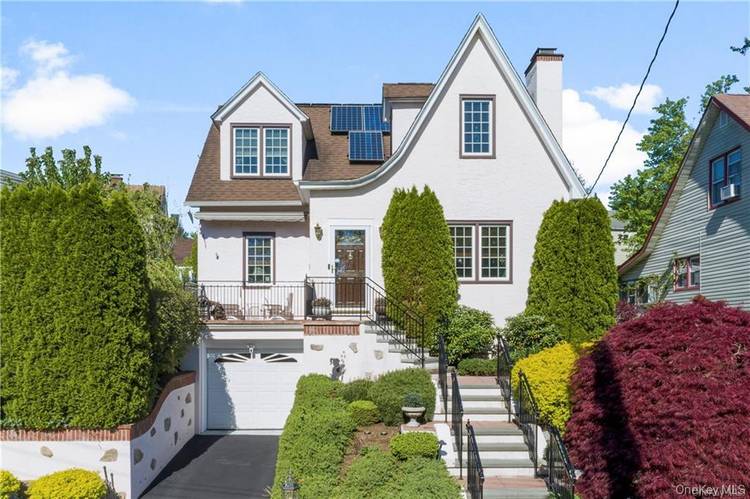 Discover your ideal home adjacent to Gillie Park !