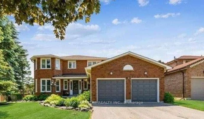 Fabulous Family home on a Huge Premium Corner Lot in one of Stouffville's most desirable neighbourhoods !