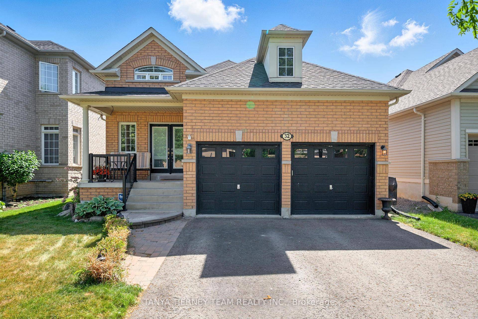 Beautiful all brick bungalow in a fantastic neighbourhood, with close proximity to 401, downtown Bowmanville and around the corner from amazing Nelson Parkette and the Valley 2000 trail system !