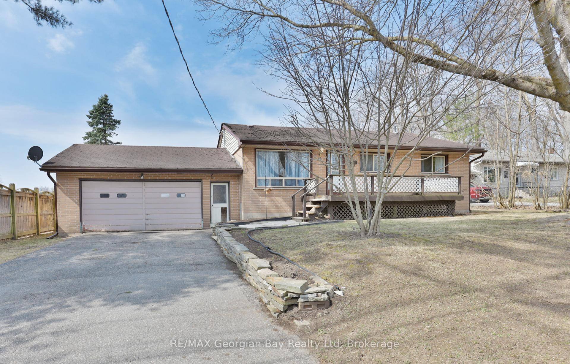 Welcome to 324 Norene Street, a solid and comfortable 3 bedroom family home located in Midland's West End.