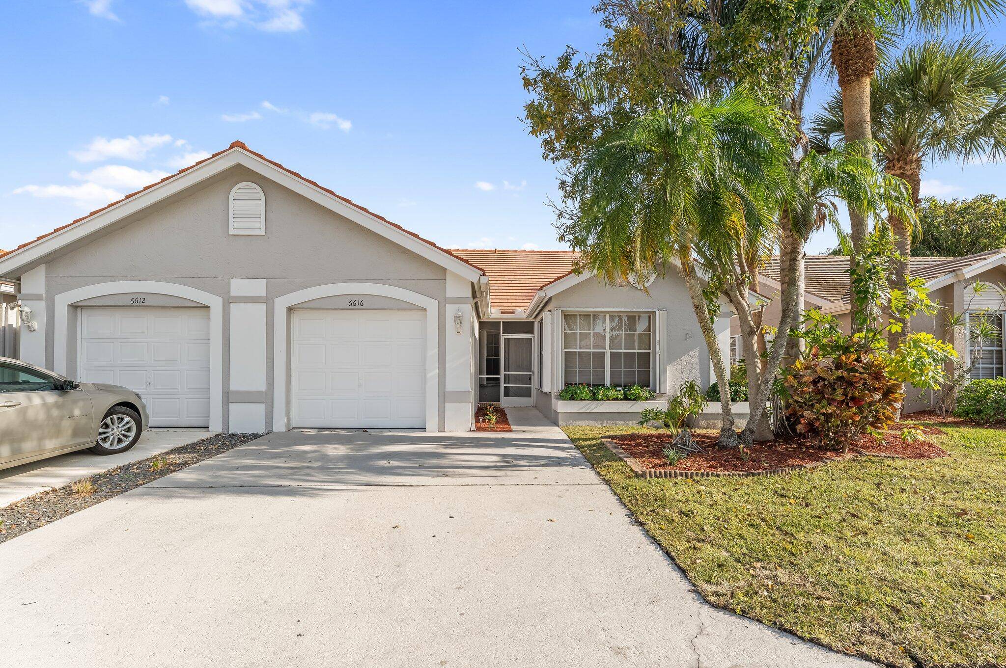 This cozy and well kept 2 bedroom, 2 bath villa offers easy living in one of the area's best school zones.
